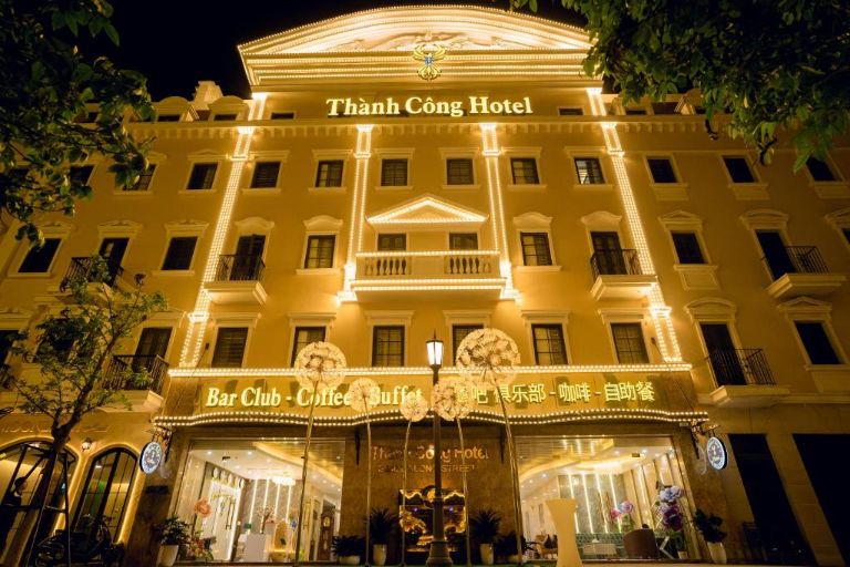 Khách sạn Thành Công Cát Bà toạ lạc tại vị trí lý tưởng và nổi bật khi sở hữu ngoại thất trắng tinh khôi. 
