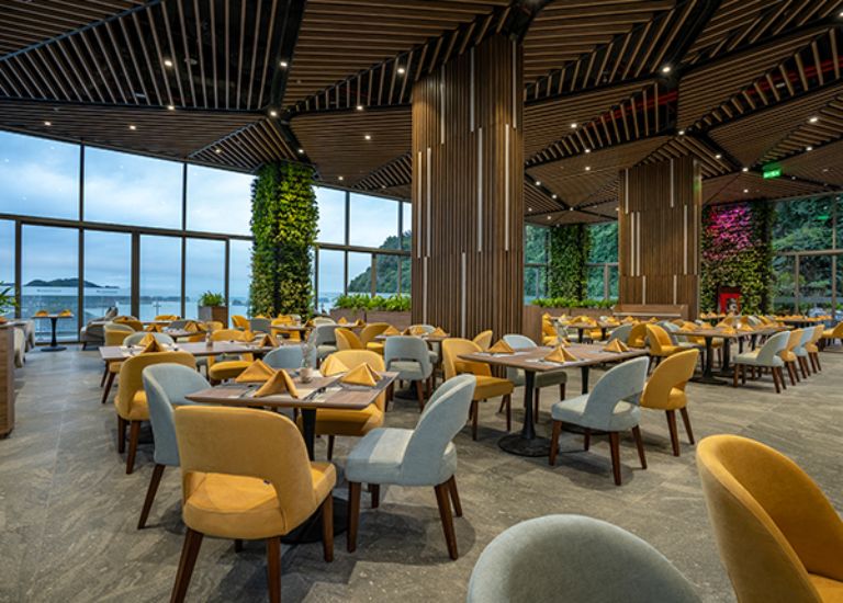 Flamingo Cát Bà Hotel với nhà hàng cao cấp được thiết kế theo hướng thiên nhiên kết hợp nội thất màu sắc địa trung hải.