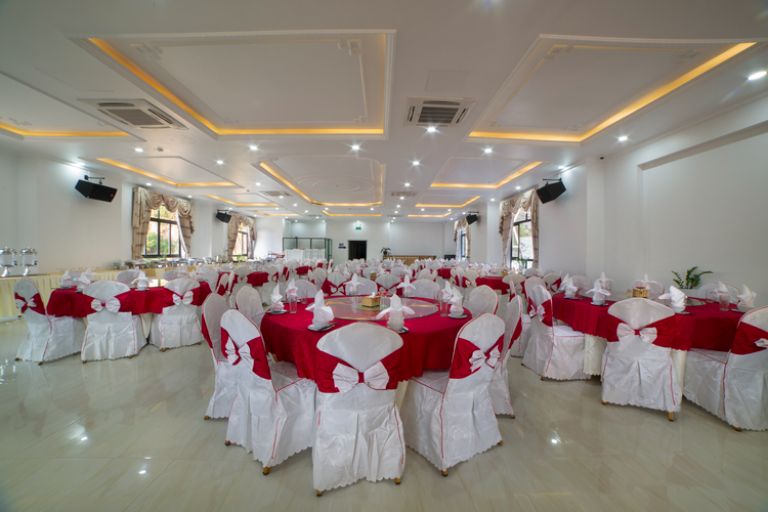 Quang Tùng Cát Bà Hotel hữu nhà hàng được bao trọn là tone màu trắng sang trọng kết hợp với trần thạch cao và đèn âm trần. 