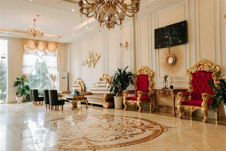 Khu vực sảnh của khách sạn Golden Coto Hotel được decor theo phong cách hoàng gia quý phái gây ấn tượng mạnh với khách hàng. 