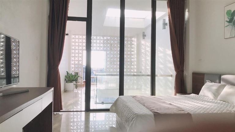 Không gian phòng đơn với giường cỡ King lý tưởng cho các cặp đôi muốn tận hưởng không gian lãng mạn, tầm nhìn ra biển. 