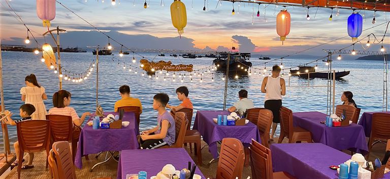 Khách sạn nhận tổ chức các bữa tiệc tối, gala dinner trên biển dành cho các nhóm khách đoàn đông người. 