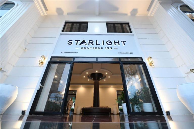 Khách sạn Cô Tô - Coto Starlight Boutique Hotel là một trong những khách sạn 3 sao đầu tiên được xây dựng trên đảo Ngọc. 