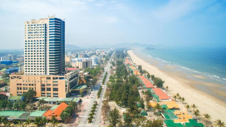 Mường Thanh Grand Cửa Lò là khách sạn 4 sao toạ lạc ngay cạnh bãi biển Cửa Lò (nguồn: Booking.com).