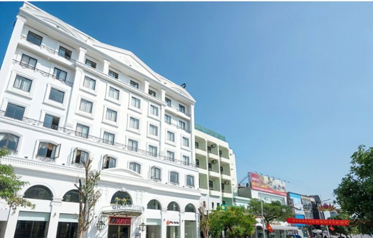 Khách sạn Grand Móng Cái là một khách sạn 3 sao nổi bật lên là một toà nhà khối hộp chữ nhật trắng tinh khiết, sang trọng. 