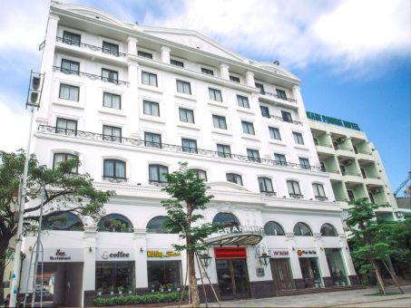 Khách sạn Grand Móng Cái toạ lạc tại vị trí trung tâm sầm uất nhất thành phố với tiền sảnh được trang bị nhiều cây xanh.