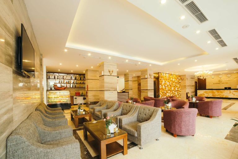 Khách sạn Grand Móng Cái với sảnh được thiết kế đẳng cấp với gam màu vàng hoàng kim kết hợp với đá granite bao quanh tường. 