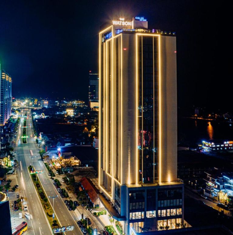 The Watson Premium HaLong Hotel luôn nổi bật giữa bầu trời đêm vì thiết kế hiện đại của nó. 