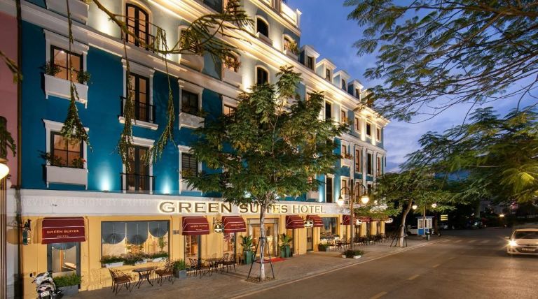 Green Suites Hotel thường được đặt ở những vị trí thuận tiện, gần các điểm tham quan, nhà hàng, và các tiện ích khác.