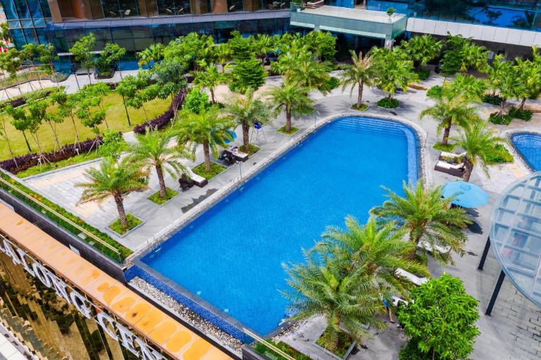 Khách sạn Hạ Long này sở hữu hồ bơi cực kỳ hiện đại với không gian xanh mát bao quanh. 