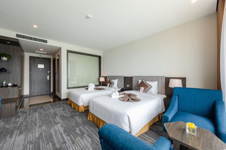 Khách sạn Hạ Long này cung cấp những phòng nghỉ khang trang hiện đại để giúp mọi khách hàng có được kì nghỉ thoải mái nhất. 