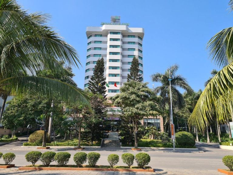Halong Plaza Hotel là một trong những khách sạn nổi tiếng tại thành phố biển Hạ Long, nằm ở tỉnh Quảng Ninh. 