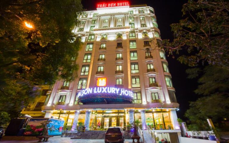 Thái Sơn Luxury khách sạn Hạ Long nằm nơi trung tâm thành phố, cho phép bạn dễ dàng thăm quan nhiều địa điểm nổi tiếng xung quanh.