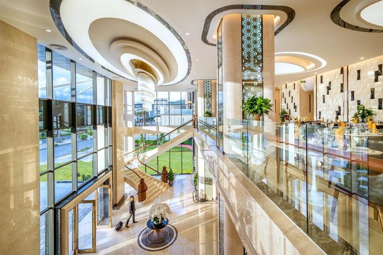 Không gian full kính của DeLaSea Ha Long Hotel đã đưa tên tuổi của khách sạn vươn lên một tầm cao mới. 