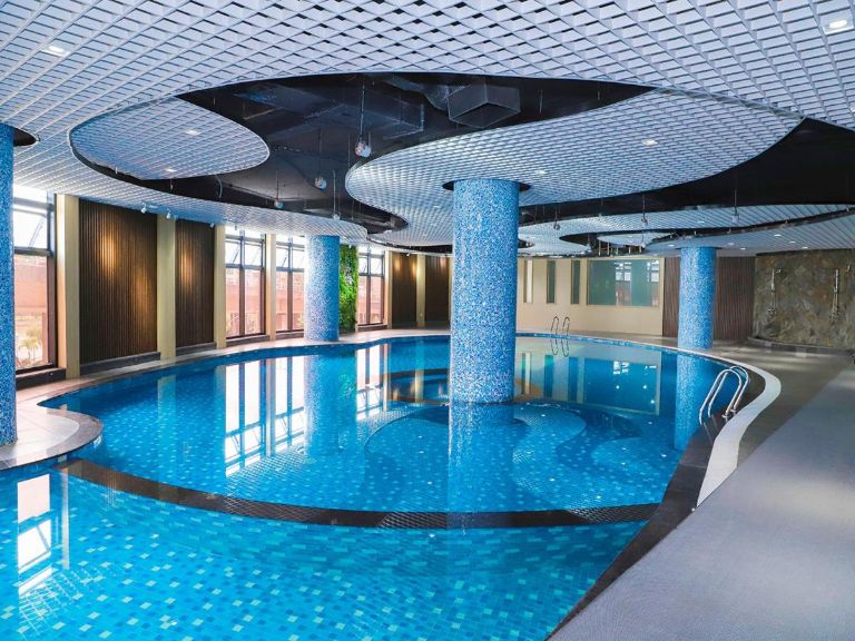 Bể bơi là nơi cho bạn những trải nghiệm khó quên tại khách sạn Hạ Long 5 sao này. 