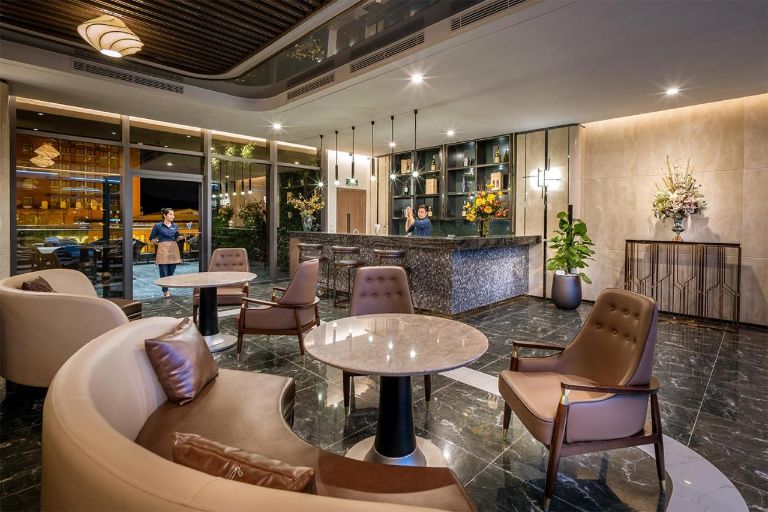 Và đây là quán bar thượng lưu với tông màu trầm sang trọng được du khách đánh giá cao tại khách sạn Hạ Long 5 sao này. 