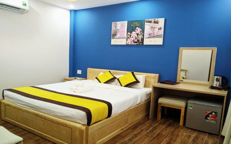 Phòng 01 Giường Đôi có một giường đôi rộng và thoải mái với chăn và drap cao cấp.