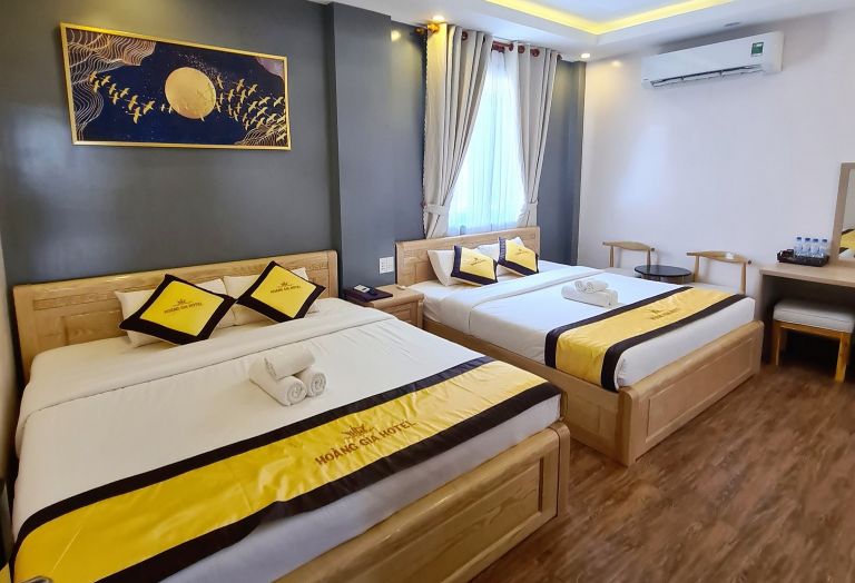 Khách sạn cung cấp nhiều loại phòng nghỉ sang trọng với tiện nghi hiện đại, đảm bảo sự thoải mái và tiện nghi cho du khách.