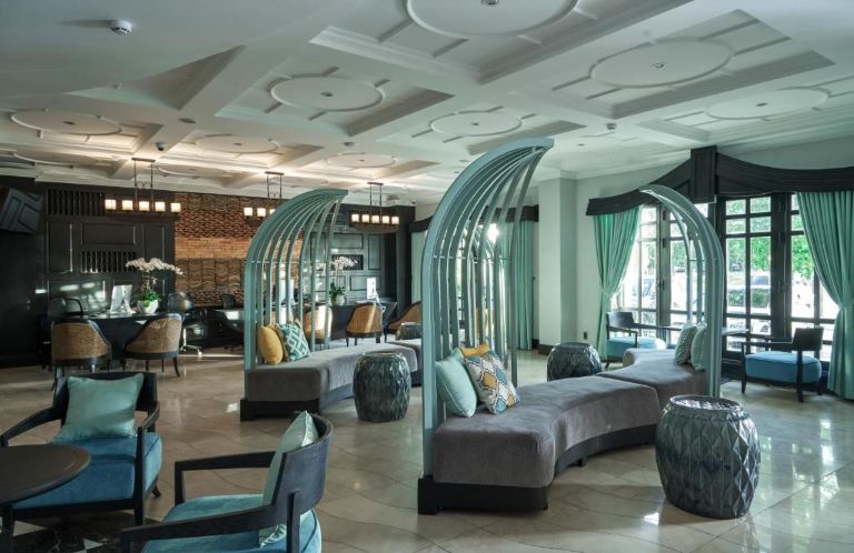 Anio Boutique Hotel Hoi An gây ấn tượng mạnh với không gian được thiết kế các dãy ghế ngồi kiểu dáng lồng chim với sắc xanh độc lạ.