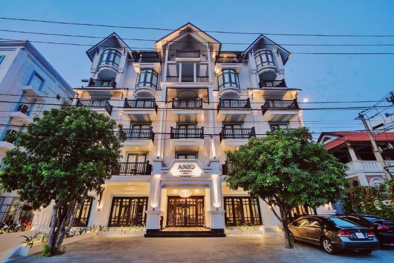 Anio Boutique Hotel Hoi An là một khách sạn 4 sao tạo lạc tại trung tâm phố cổ, nổi bật nên bởi một toà nhà cao với màu trằng đen.