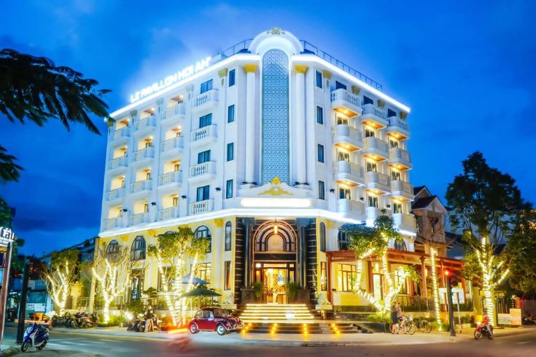 Khách sạn Spa Le Pavillon Hội An nổi bật lên là một toà nhà trắng tinh khôi nằm ngay đường Nguyễn Duy Hiệu.