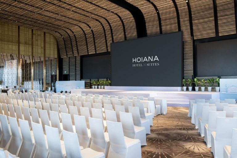 Khách sạn và Suite Hoiana với phòng hội nghị mang vẻ trang nghiêm với sắc đen xa hoa với không gian và hệ thống thiết bị hiện đại.