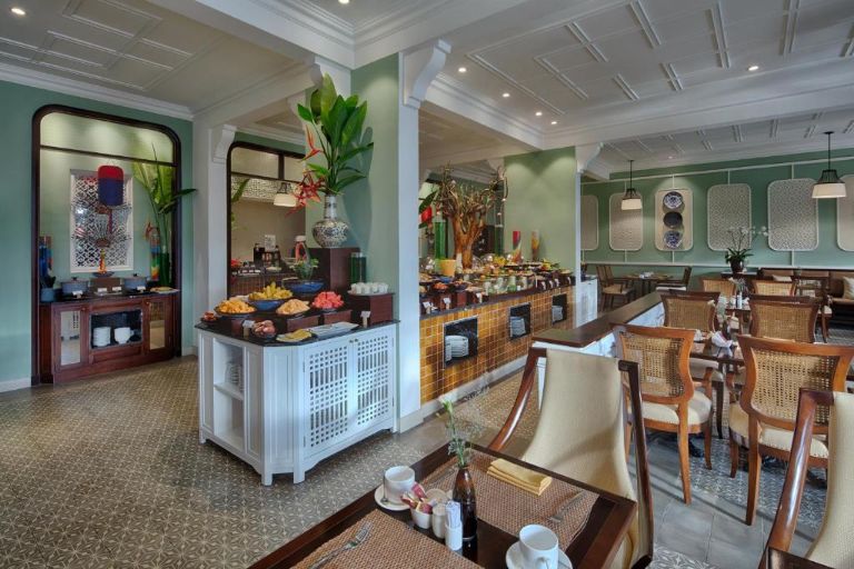 Khu vực nhà hàng mang một màu sắc tươi sáng của xanh ngọc cùng nội thất da cao cấp mang đến các món từ Á đến Âu. 