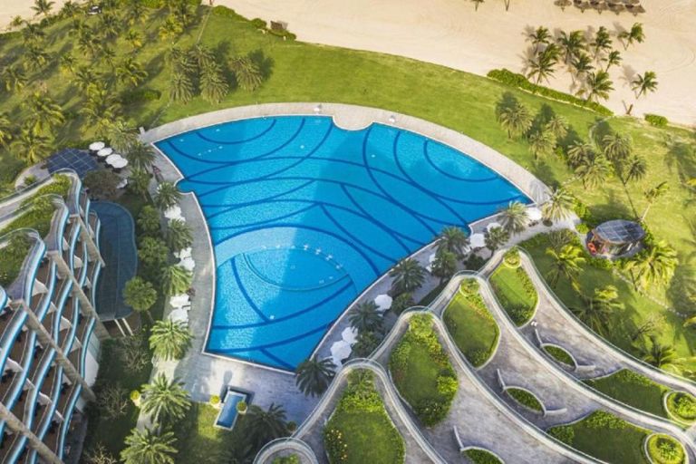 Vinpearl Hội An sở hữu bể bơi ngoài trời cực độc được lấy cảm hứng từ những con sò có diện tích cực lớn 2.300m. 