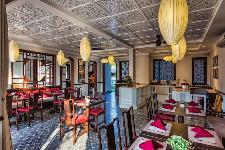 Cozy Savvy Boutique Hotel Hoi An với nhà hàng mang đến không gian ẩm thực đậm chất Châu Á cùng hệ thống đèn lồng.