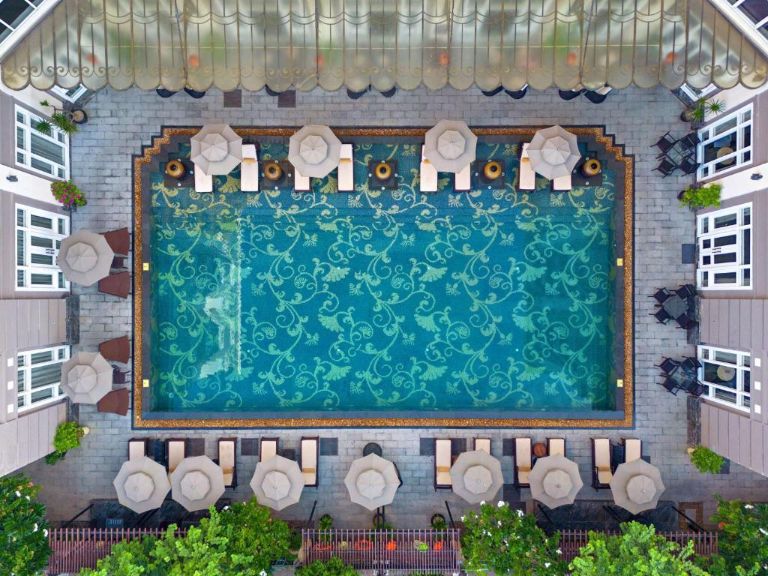 Hotel Royal Hội An có đến tận 2 bể bơi mang đặc trưng 2 phong cách đặc trưng,được bao quanh là ô che tắng với hoạ tiết hoa văn. 