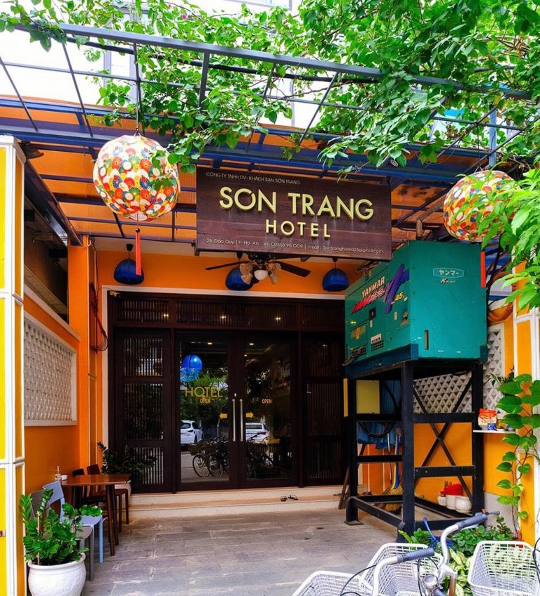 Khách sạn Sơn Trang nằm tại vị trí đắc địa trung tâm thành phố, nổi bật nên bởi một toà nhà cam sặc sỡ mang lối kiến trúc Đông Dương.