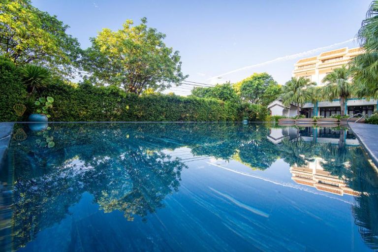 Khách sạn Thanh Bình 1 Hội An với bể bơi nằm tại vị trí thoáng đãng với diện tích 15m2 với độ sâu 1,3m, bao quanh là dãy cây xanh.