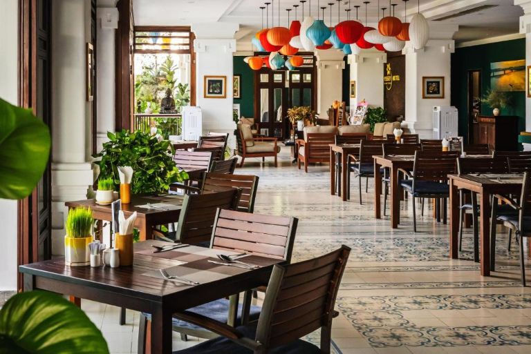 Khu vực ẩm thực của khách sạn mang đến một không gian mở thoáng đãng và các món ăn mang đậm hương vị đặc trưng của xứ Quảng.