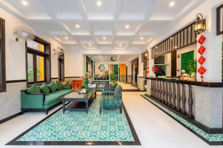 Hoian Ivy Hotel nổi bật lên là một toà nhà mang sắc vàng đặc trưng của phố cổ và màu đen huyền bí trên các khung lan can.