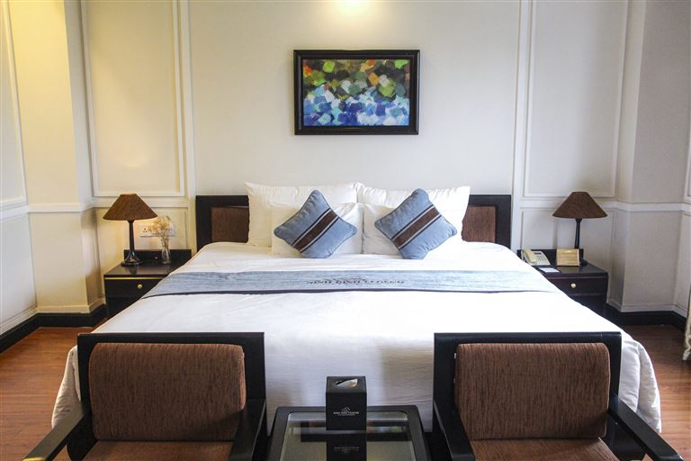 Hạng phòng Superior tại khách sạn Legend Ninh Bình đem đến cho khách hàng không gian nghỉ ngơi ấm cúng, thận thiện. 