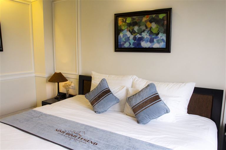 Du khách có thể lựa chọn phòng giường đôi hoặc giường đơn tùy theo nhu cầu khi lưu trú tại hạng phòng Superior. 