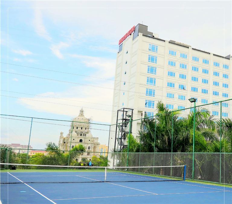 Khách sạn sở hữu sân tennis rộng được xây dựng theo tiêu chuẩn quốc tế hiện đại bậc nhất. 
