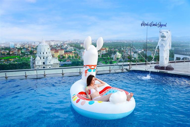 Khách sạn Legend Ninh Bình sở hữu hệ thống bể bơi chất lượng cao cùng bể sục Jacuzzi tốt cho sức khỏe khách hàng. 