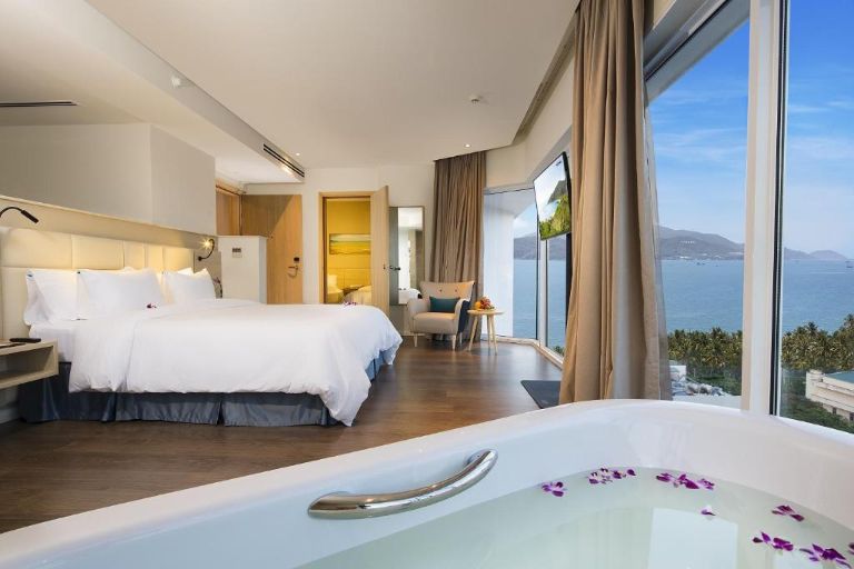 Phòng Signature Ocean View với tầm nhìn bao trọn vịnh Nha Trang cùng diện tích 35m2, các phòng đều được cách âm hoàn toàn. 