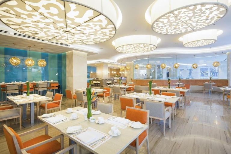 Nhà hàng Central nằm tại tầng 1, không gian mang đậm phong cách Á Đông với 2 màu cam be đặc trưng, toàn bộ nhà hàng là hệ thống kính. 