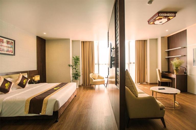Khách sạn Luxury Móng Cái sở hữu hạng phòng Junior Suite cao cấp, có khu vực tiếp khách, làm việc và phòng ngủ riêng biệt.