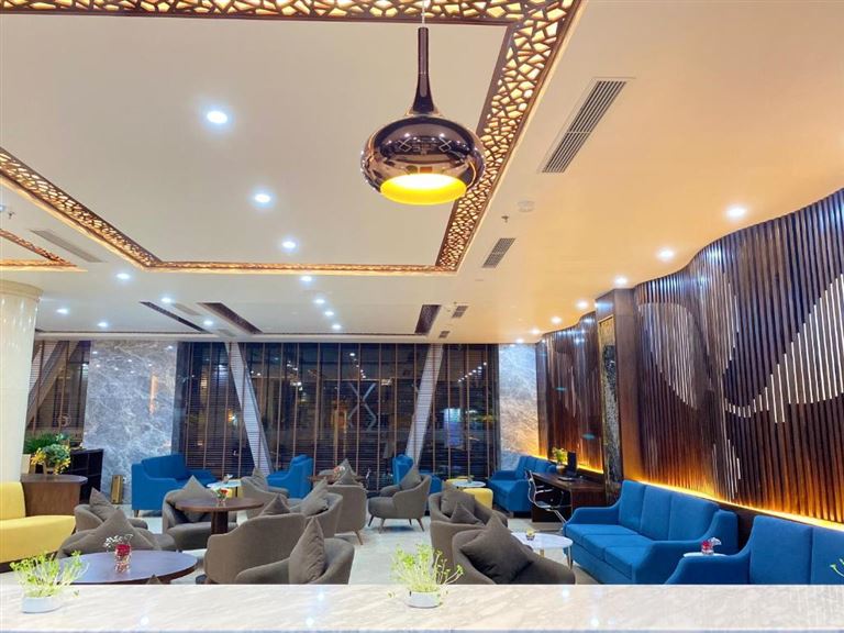 Khách sạn Luxury Móng Cái sở hữu một quán cà phê nằm tại tầng trệt, phục vụ nhiều loại cà phê và trà hoa quả.