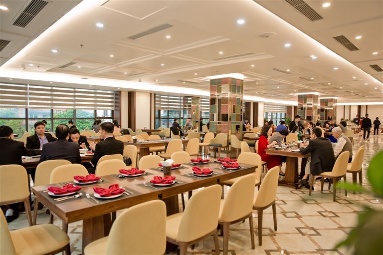 Khách sạn Luxury Móng Cái sở hữu phong cách thiết kế hiện đại, sang trọng với những ô kính trong suốt và các tone màu trầm ấm. 