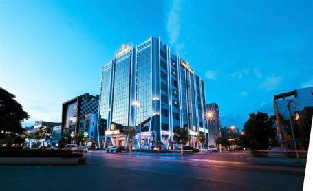 Khách sạn Luxury Móng Cái là một trong những khách sạn đẳng cấp 4 sao, tọa lạc ngay trung tâm thành phố cửa khẩu.