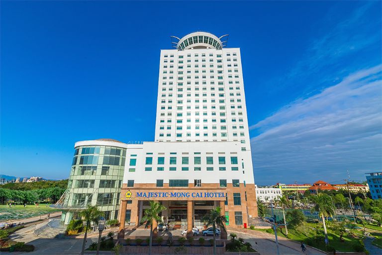 Khách sạn Majestic Móng Cái là một toà nhà 25 tầng trắng tinh khôi cao nhất tại thành phố Móng Cái với tầm nhìn ngút ngàn.