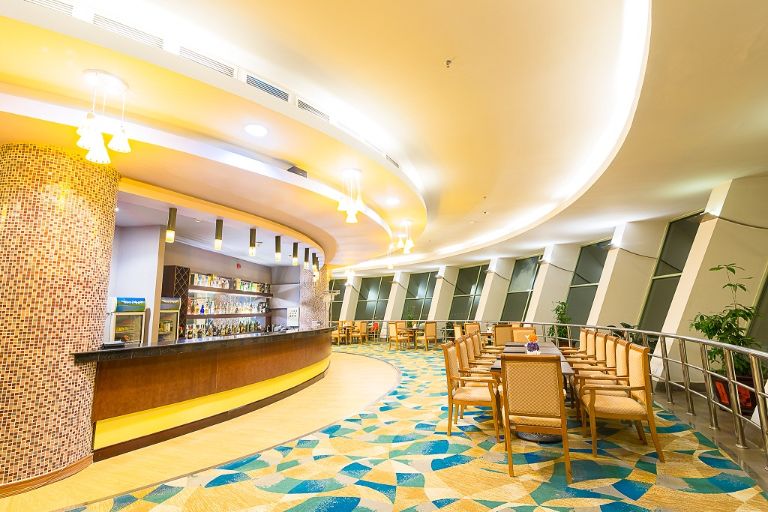 Nhà hàng quay Bình Minh sở hữu vụ trí vàng trên tầng cao nhất của khách sạn được thiết kế ở với các khung cửa kính lớn.