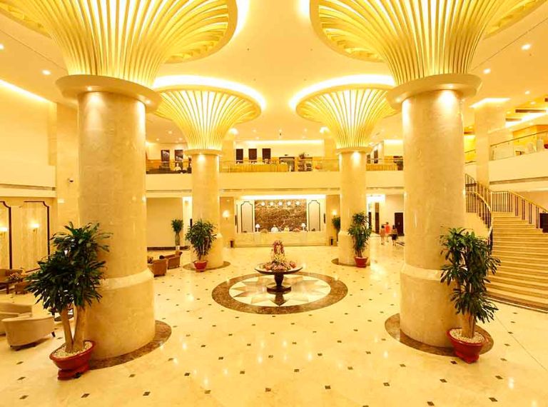 Khách sạn Majestic Móng Cái với không gian sảnh mang đến sự nguy nga với hệ thống cột lớn cùng các tone màu hoàng kim.