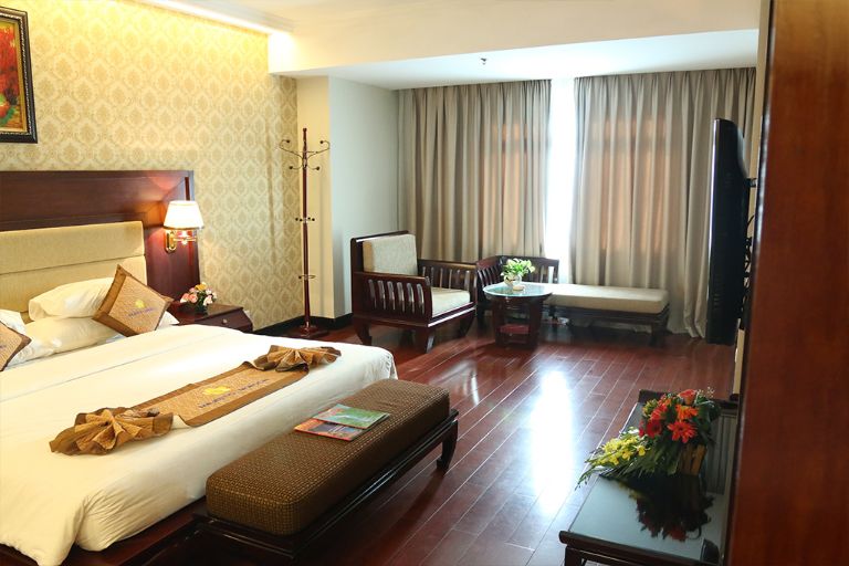 Phòng Majestic Suite là hạng phòng luxury tại khách sạn với phòng khách và phòng ngủ tách biệt kết hợp với nền nhà gỗ nổi. 