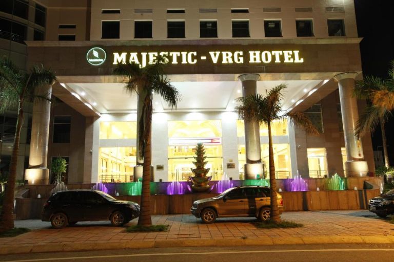 Khách sạn Majestic Móng Cái sở hữu ngoại thất được thiết kế tân cổ điển với hệ thống cửa được làm theo concept chữ nhật.