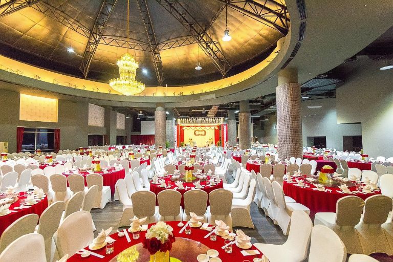 Nhà hàng Hoa Sen mang đến một không gian ẩm thực đậm chất hoàng gia Việt Nam với nội thất từ các chất liệu tự nhiên. 